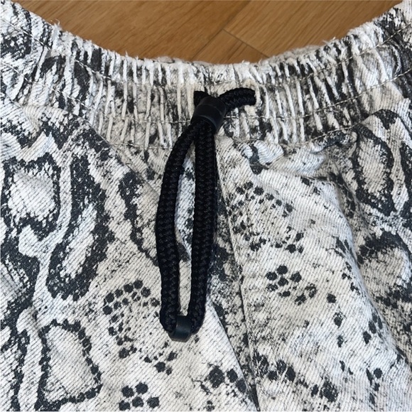 Kith XS S Alexander Wang Boyfriend Shorts in Python Snake Print Grey NWOT - Picture 7 of 16
